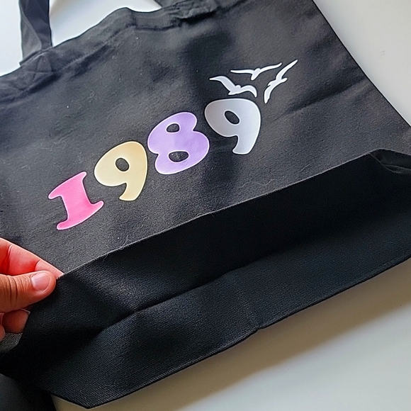 🎉HOST PICK🎉 Pop Lyric Tote Bag - Picture 3 of 4